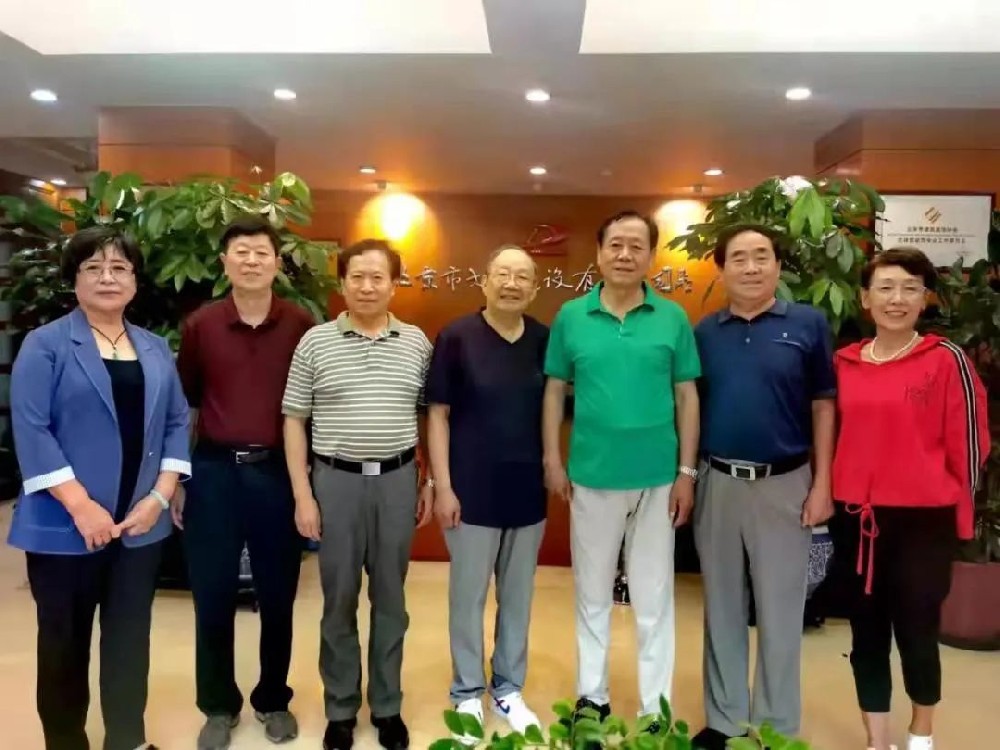 著名書法家王祥之和祥隸書法研究會走進(jìn)大龍建設(shè)集團(tuán)開展文化交流