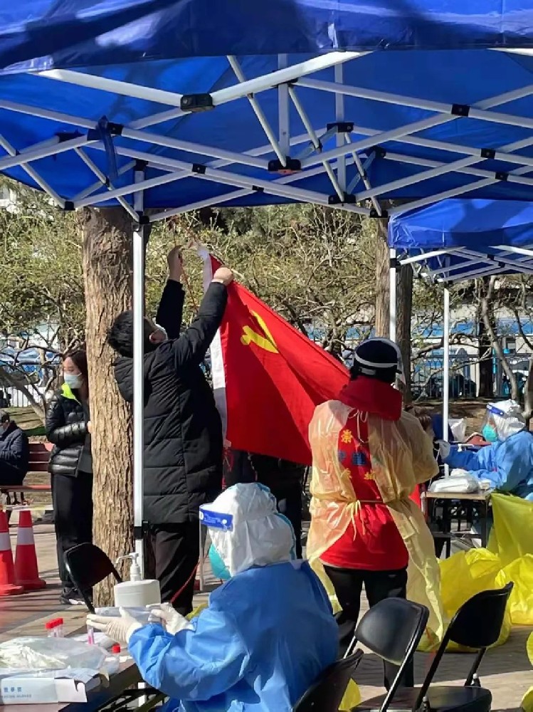 致敬社區(qū)工作者“您們辛苦了！” ——大龍集團黨委為核酸檢測工作人員送溫暖